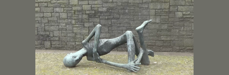 Skulptur: Françoise Salmon, „Der sterbende Häftling“, Mahnmal in der Gedenkstätte Neuengamme